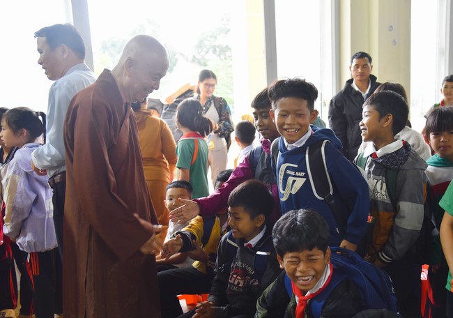 Ban Từ thiện: Tặng quà Trung Thu cho các em học sinh ở Đắk Som, Đăk Nông